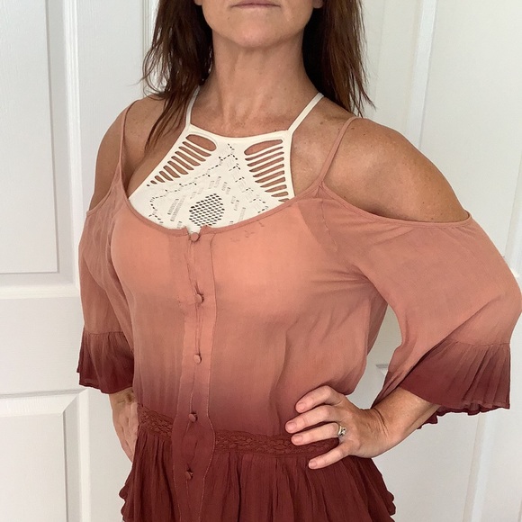 Buckle gimmicks cold shoulder top - Picture 1 of 4